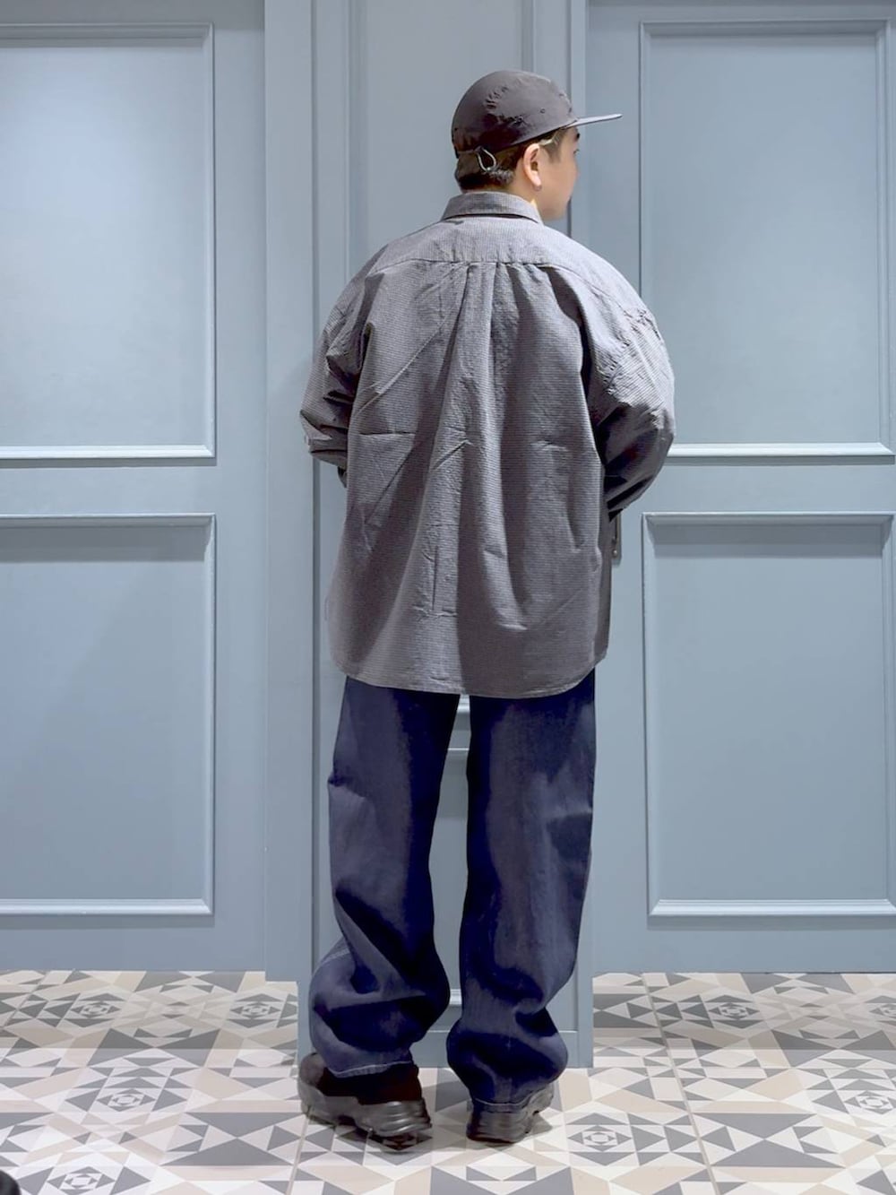 ブラック系のローファー、ブルー系のデニムパンツ、ブラック系のシャツ/ブラウスを着用したメンズの秋コーディネートの3枚目の写真