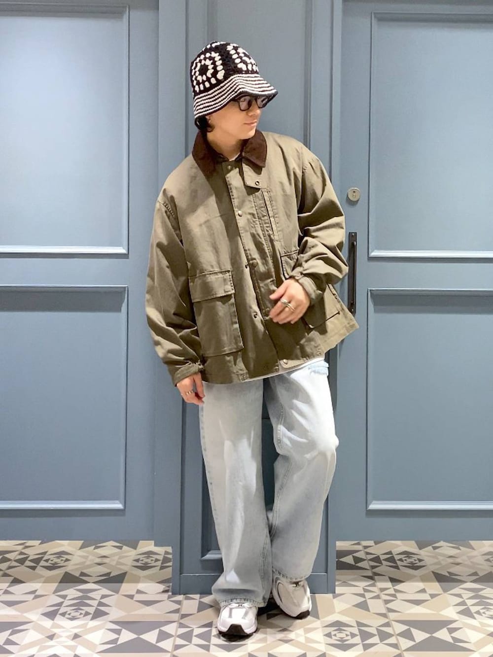 ホワイト系のスニーカー、ブルー系のデニムパンツ、ホワイト系のTシャツ/カットソーを着用したメンズの秋コーディネートの4枚目の写真