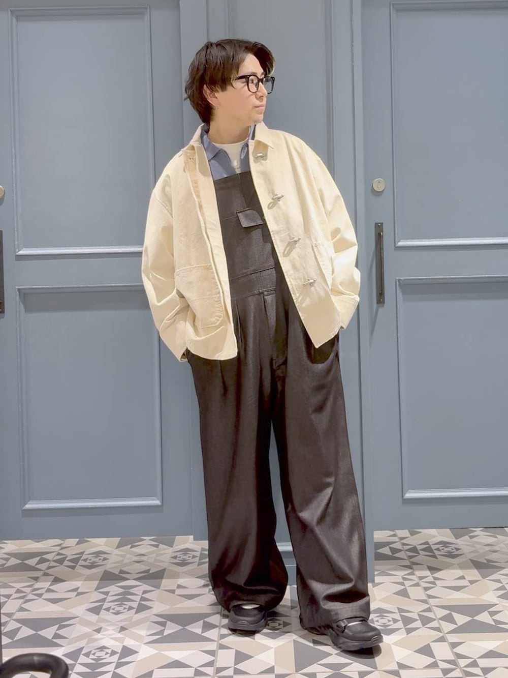 ブラック系のサンダル、ブラック系のサロペット/オーバーオール、ホワイト系のデニムジャケットを着用したメンズの春コーディネートの4枚目の写真