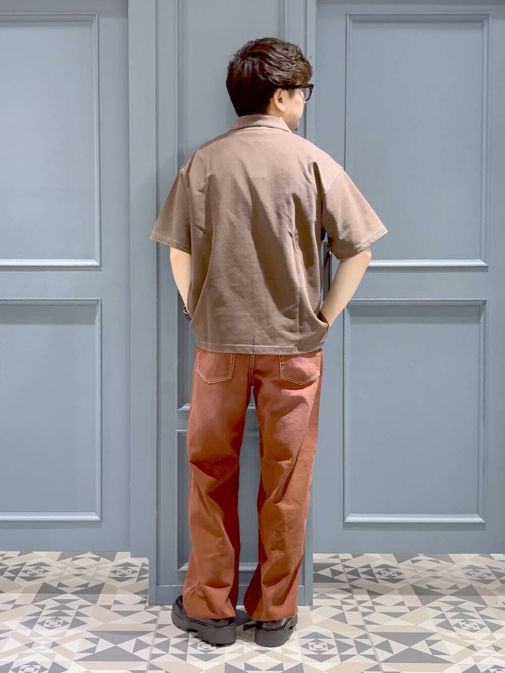 ブラック系のドレスシューズ、ブラウン系のデニムパンツ、ブラウン系のTシャツ/カットソーを着用したメンズの春コーディネートの3枚目の写真