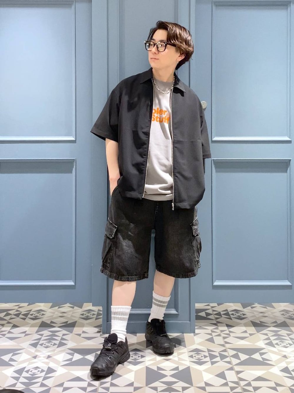 ブラック系のスニーカー、ブラック系のシャツ/ブラウス、グレー系のカーゴパンツを着用したメンズの春コーディネートの4枚目の写真