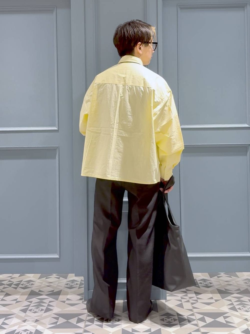 その他のネクタイ、ブラック系のスラックス、ブラック系のスニーカーを着用したメンズの秋コーディネートの3枚目の写真