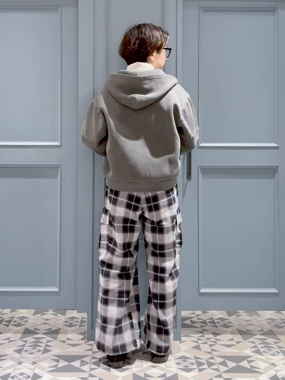 グレー系のシャツ/ブラウス、グレー系のカーゴパンツ、その他のパーカーを着用したメンズの春コーディネートの3枚目の写真