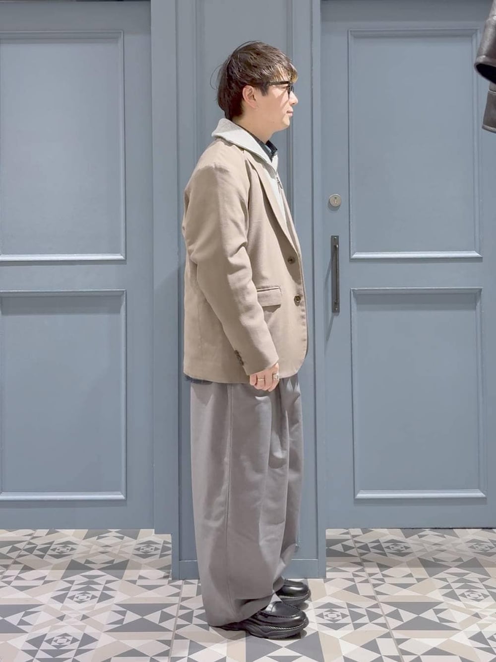 ブラック系のローファー、ベージュ系のテーラードジャケット、グリーン系のシャツ/ブラウスを着用したメンズの冬コーディネートの2枚目の写真