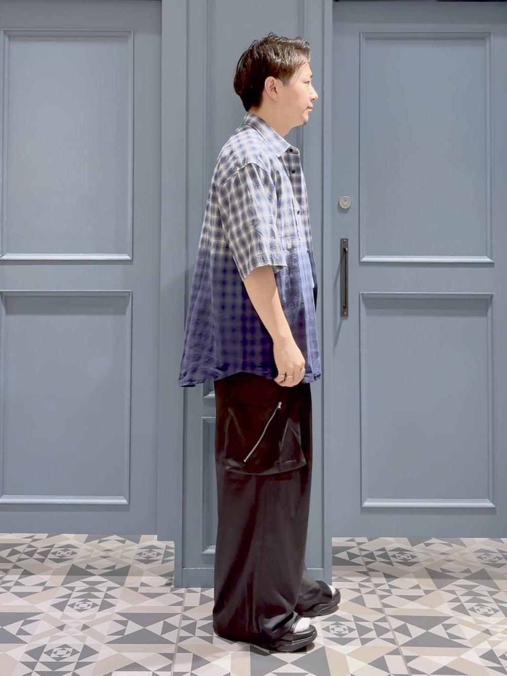 ブルー系のシャツ/ブラウス、ホワイト系のTシャツ/カットソー、ブラック系のサンダルを着用したメンズの夏コーディネートの2枚目の写真