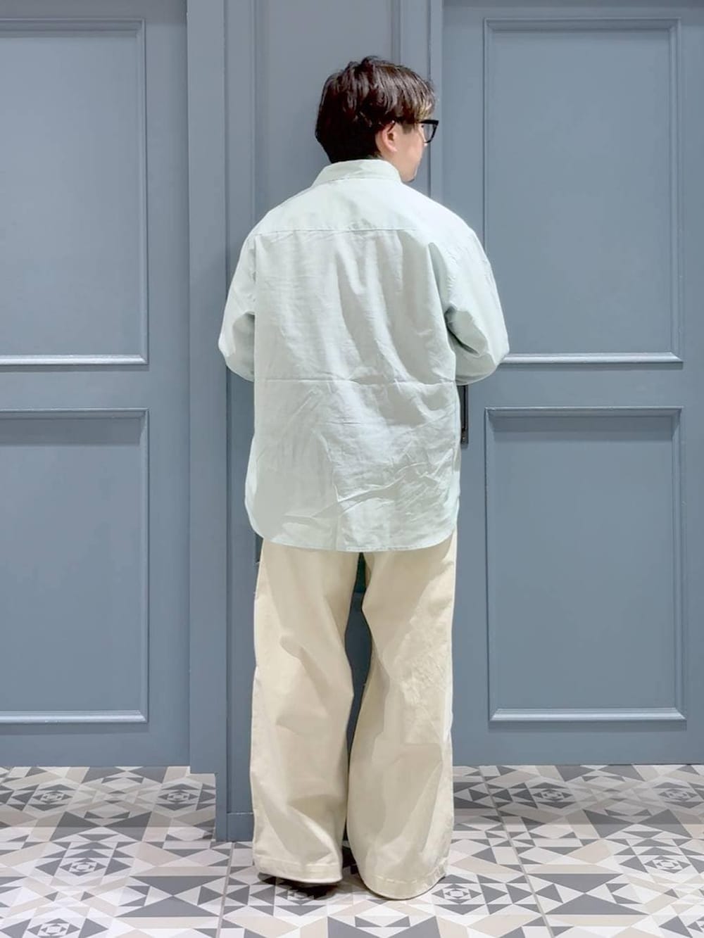 ブラック系のスニーカー、その他のスウェット、ホワイト系のスラックスを着用したメンズの春コーディネートの3枚目の写真