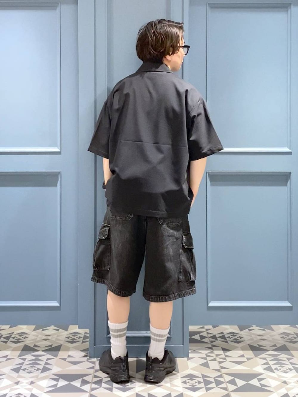 ブラック系のスニーカー、ブラック系のシャツ/ブラウス、グレー系のカーゴパンツを着用したメンズの春コーディネートの3枚目の写真