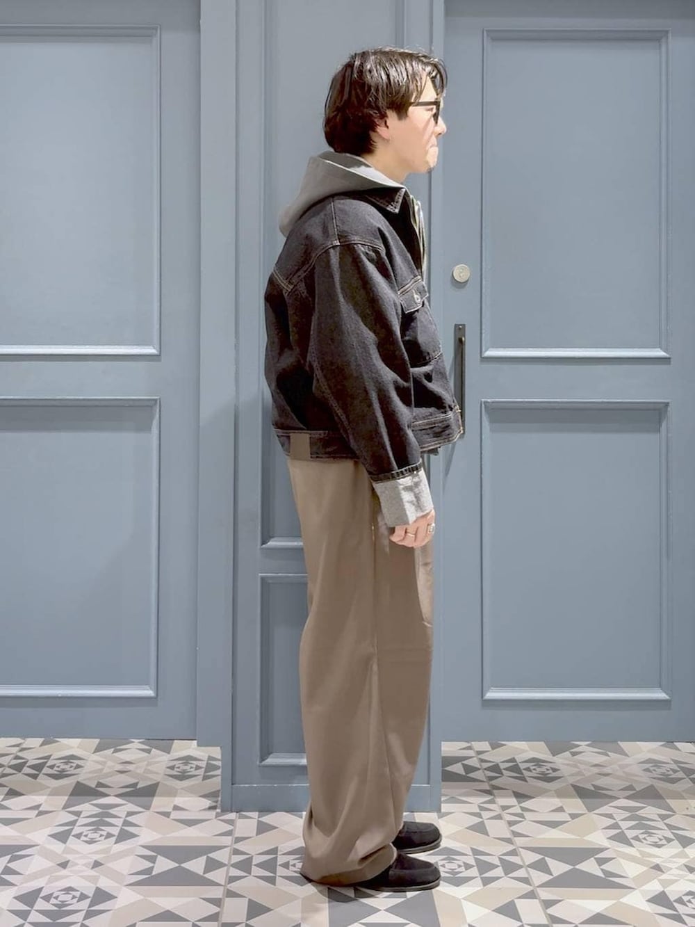 グレー系のシャツ/ブラウス、ブラック系のデニムジャケット、その他のパーカーを着用したメンズの春コーディネートの2枚目の写真