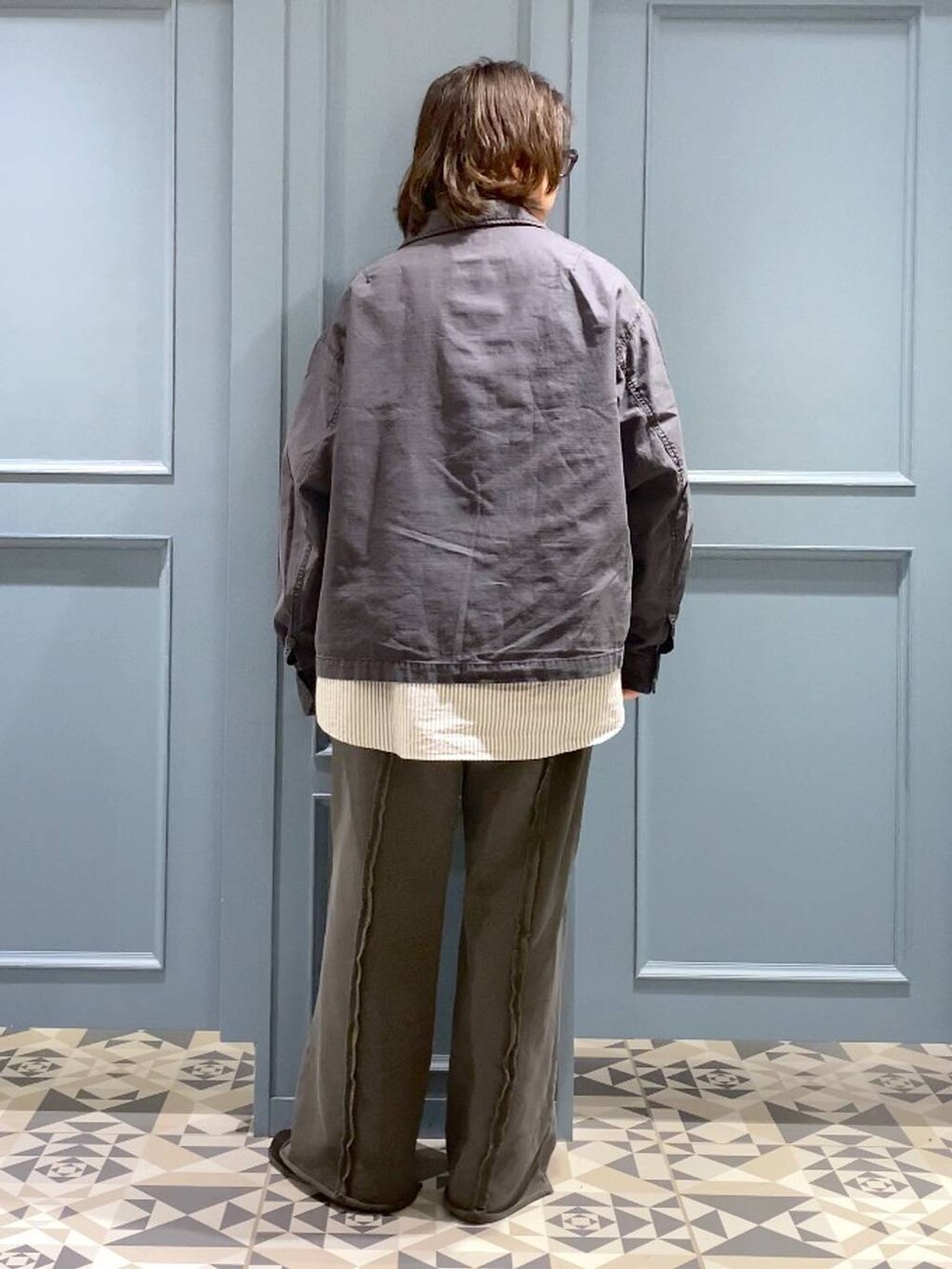 ホワイト系のネクタイ、グレー系のシャツ/ブラウス、ブラック系のミリタリージャケットを着用したメンズの冬コーディネートの3枚目の写真