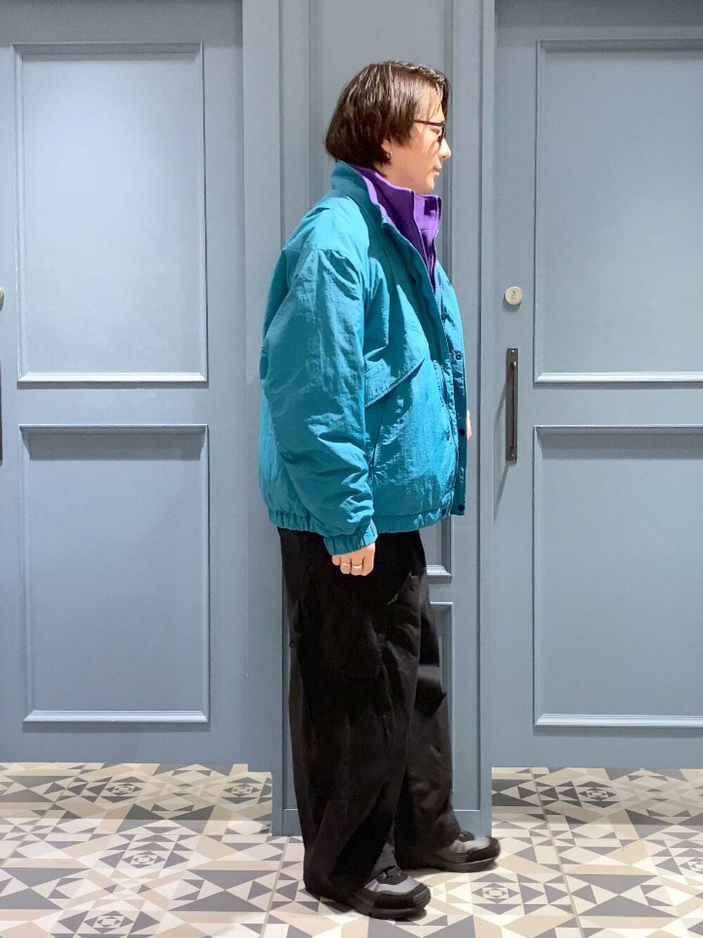 ブラック系のカーゴパンツ、ブラック系のスニーカー、ブラック系のニット/セーターを着用したメンズの冬コーディネートの2枚目の写真