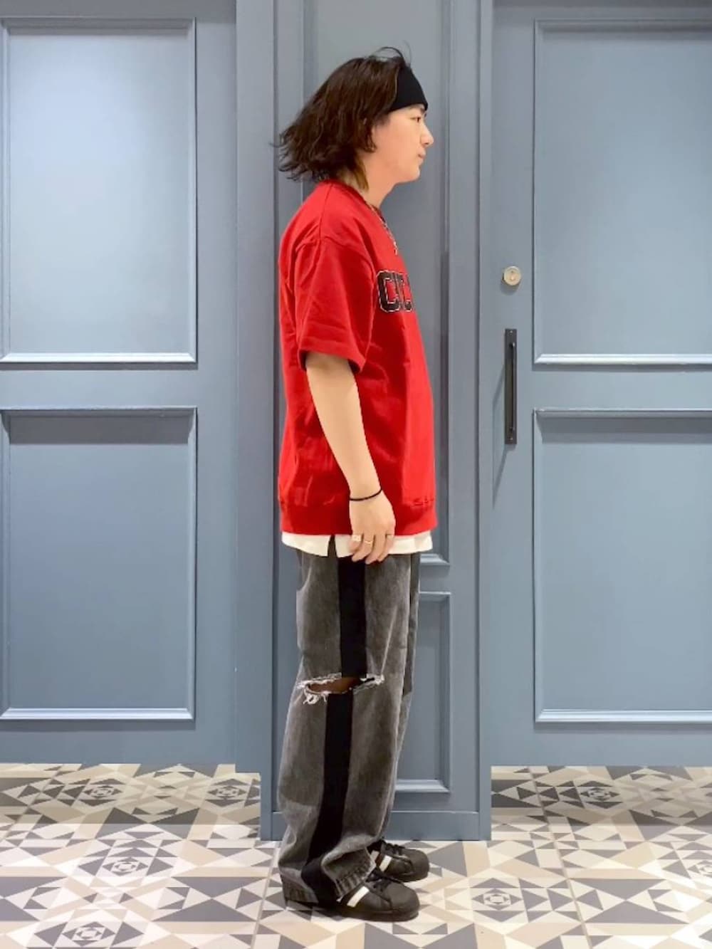 ホワイト系のタンクトップ、レッド系のTシャツ/カットソー、ブラック系のデニムパンツを着用したメンズの春コーディネートの2枚目の写真