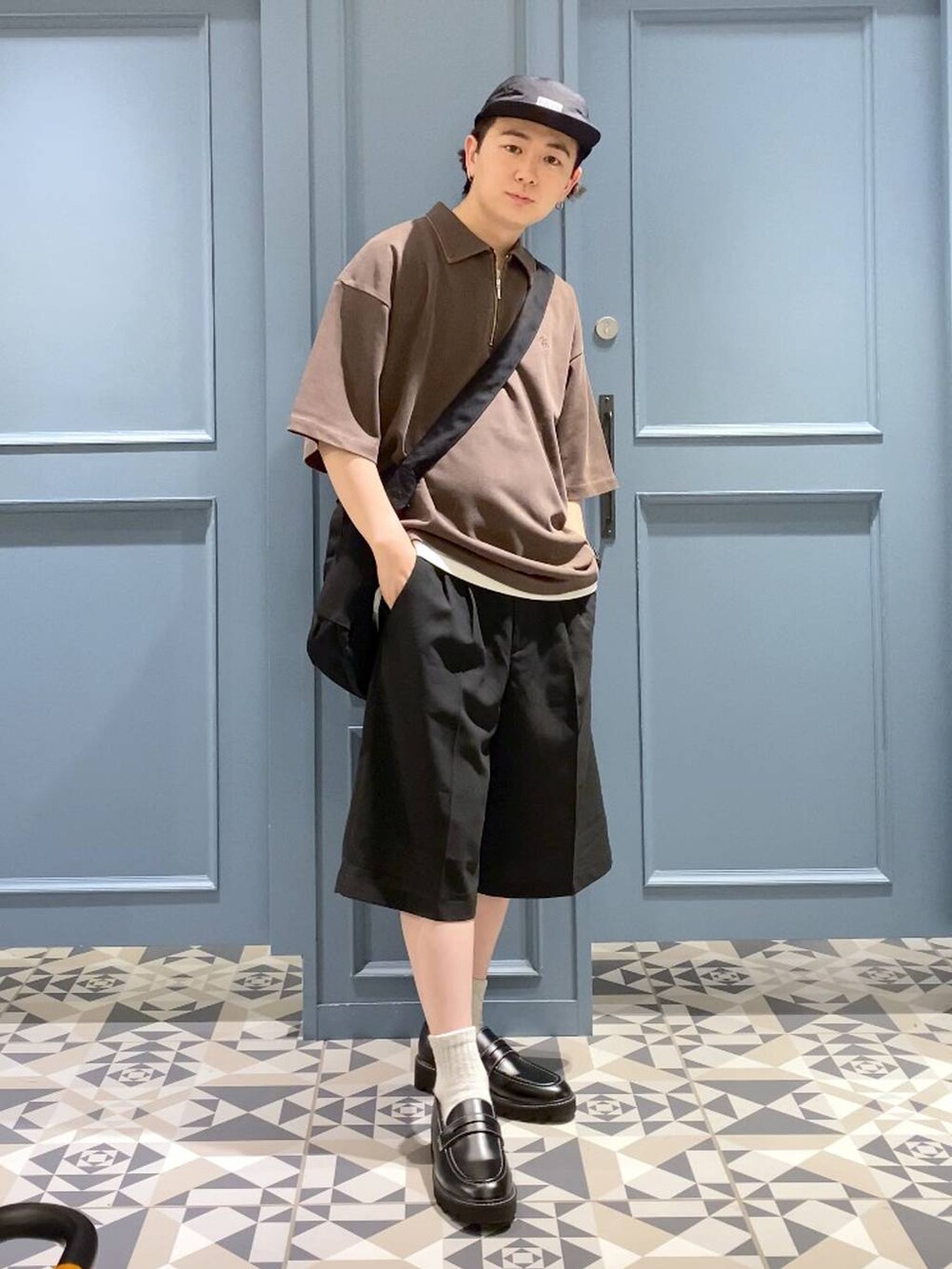 ブラック系のドレスシューズ、ブラック系のスラックス、ホワイト系のタンクトップを着用したメンズの夏コーディネートの4枚目の写真