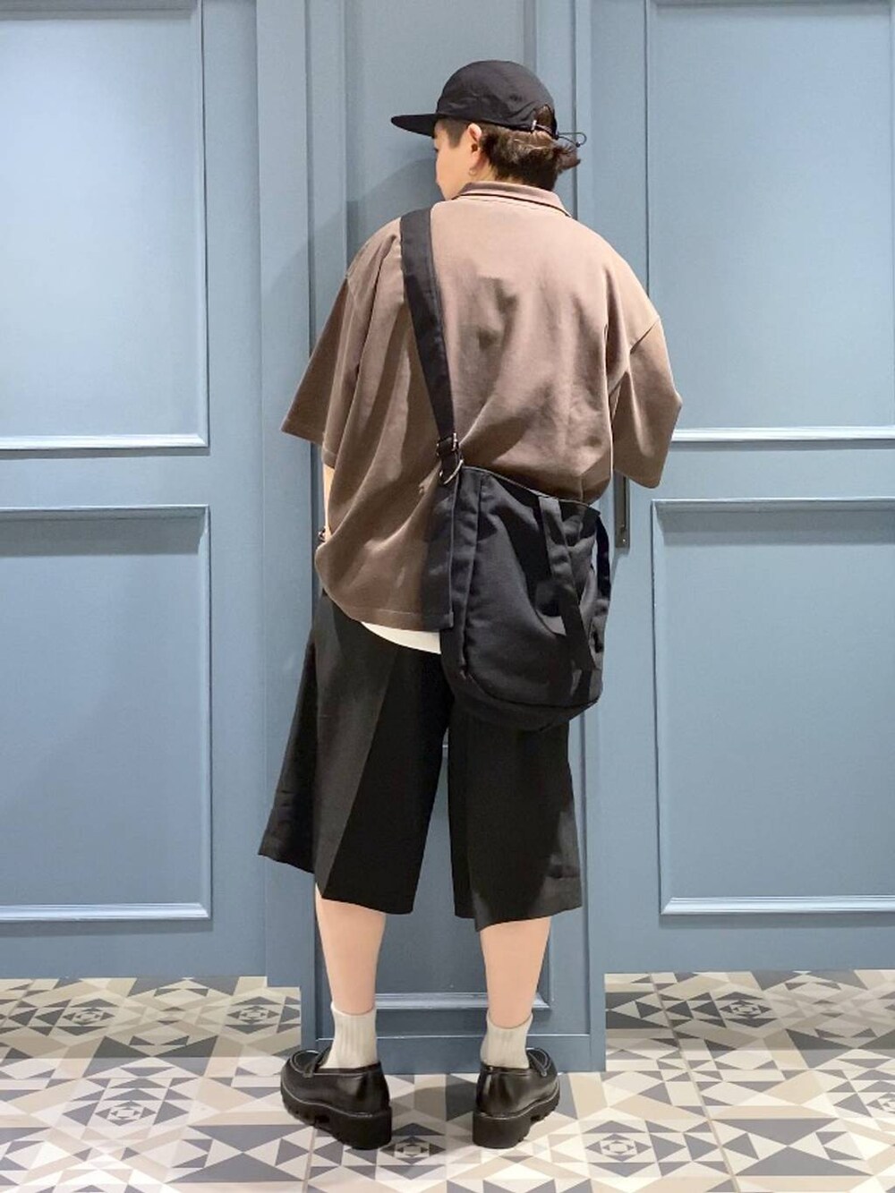 ブラック系のドレスシューズ、ブラック系のスラックス、ホワイト系のタンクトップを着用したメンズの夏コーディネートの3枚目の写真