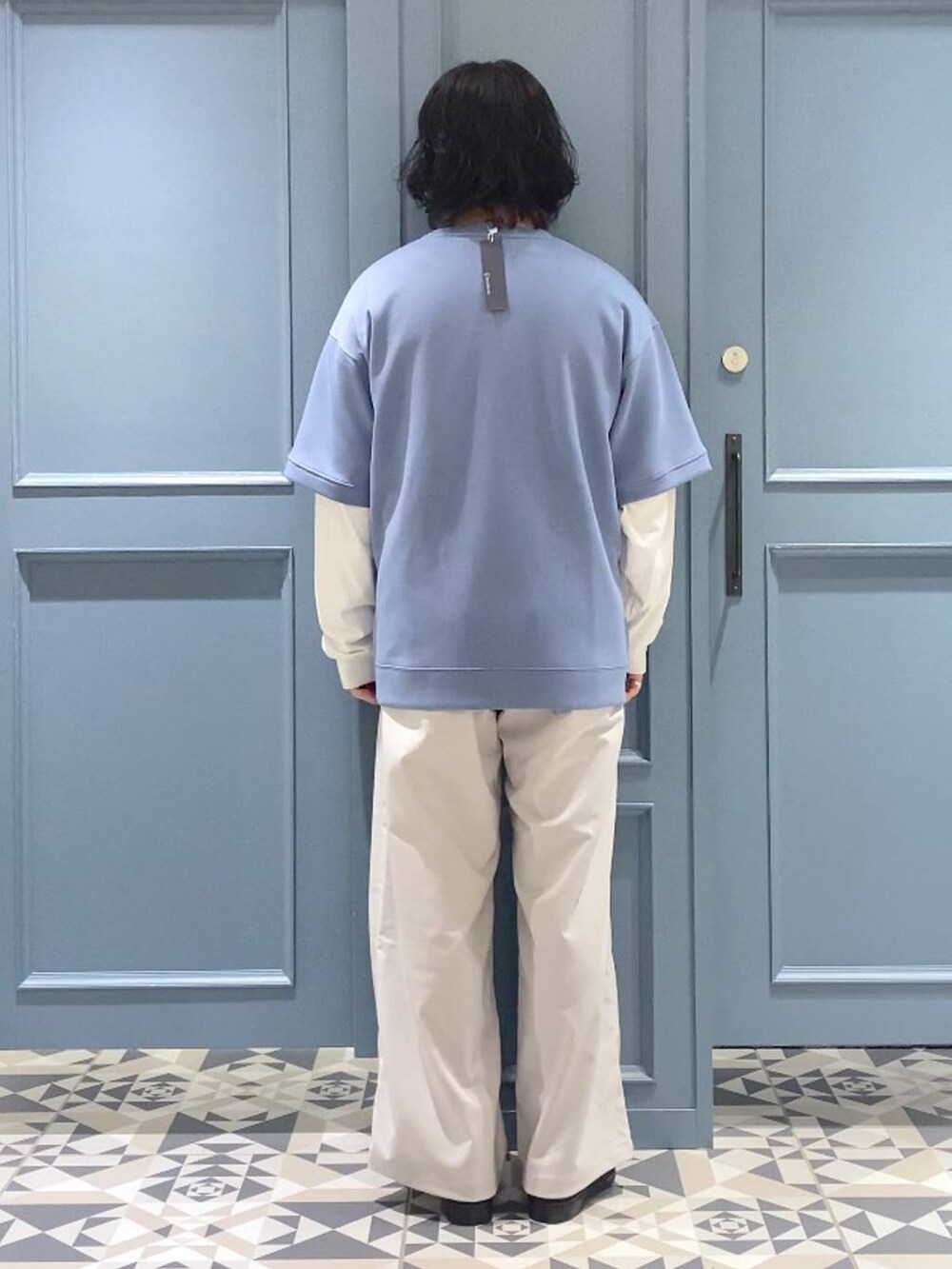 ブラック系のドレスシューズ、ホワイト系のTシャツ/カットソー、ホワイト系のスラックスを着用したメンズの春コーディネートの3枚目の写真