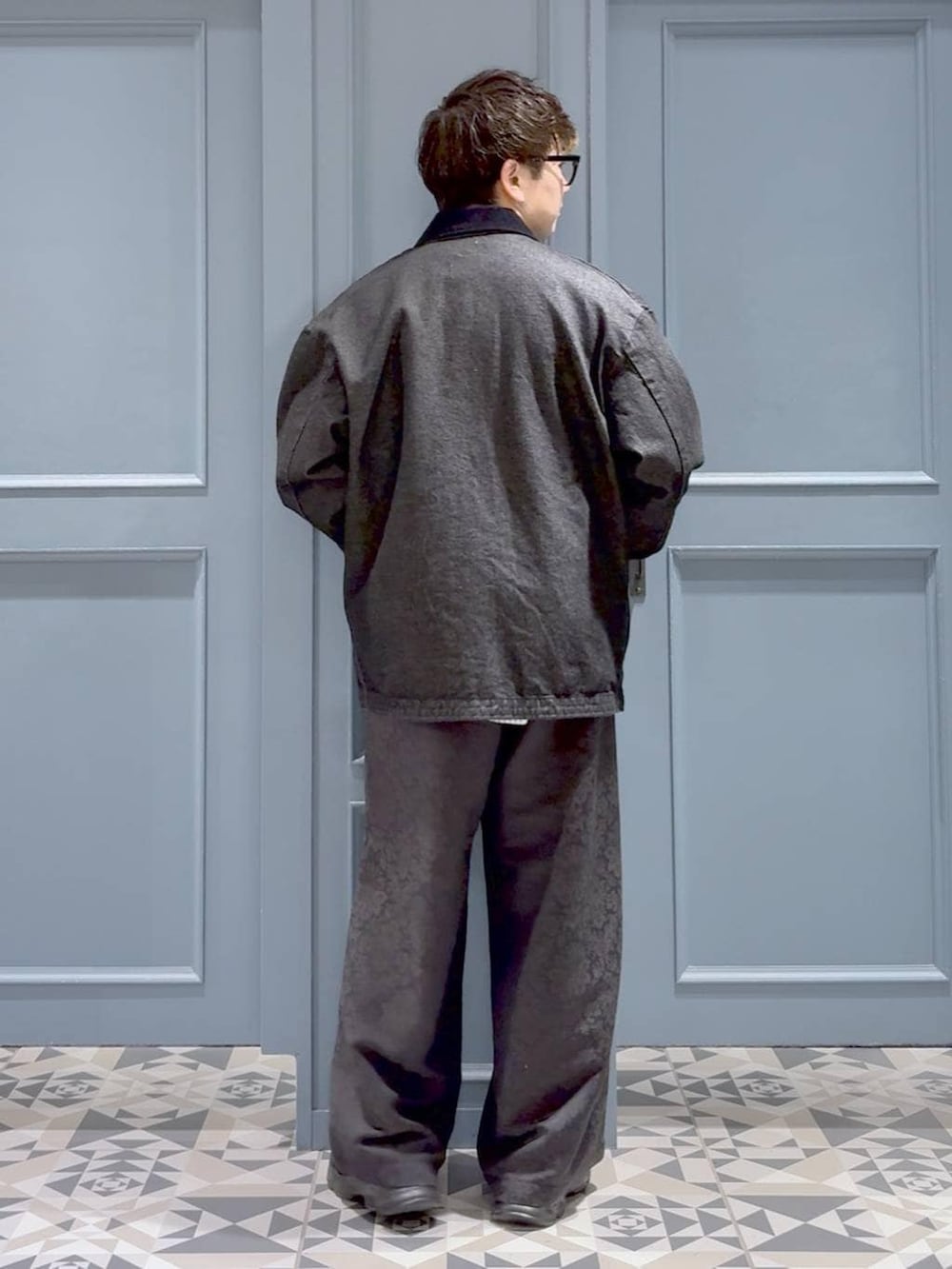 ブラック系のローファー、ブラック系のブルゾン、ホワイト系のシャツ/ブラウスを着用したメンズの冬コーディネートの3枚目の写真