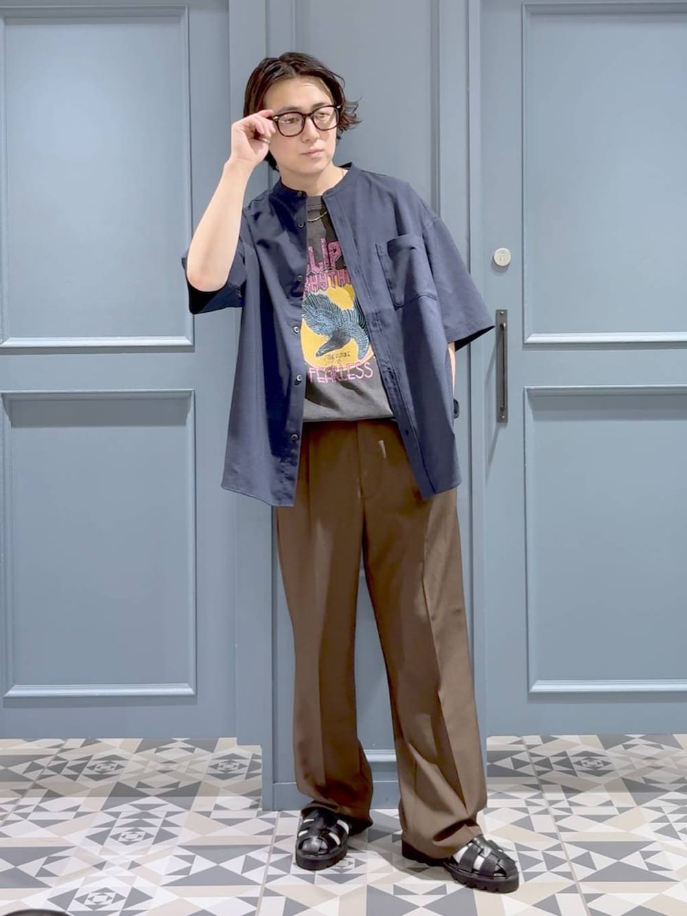 その他のTシャツ/カットソー、ブラック系のサンダル、ブルー系のシャツ/ブラウスを着用したメンズの夏コーディネートの4枚目の写真