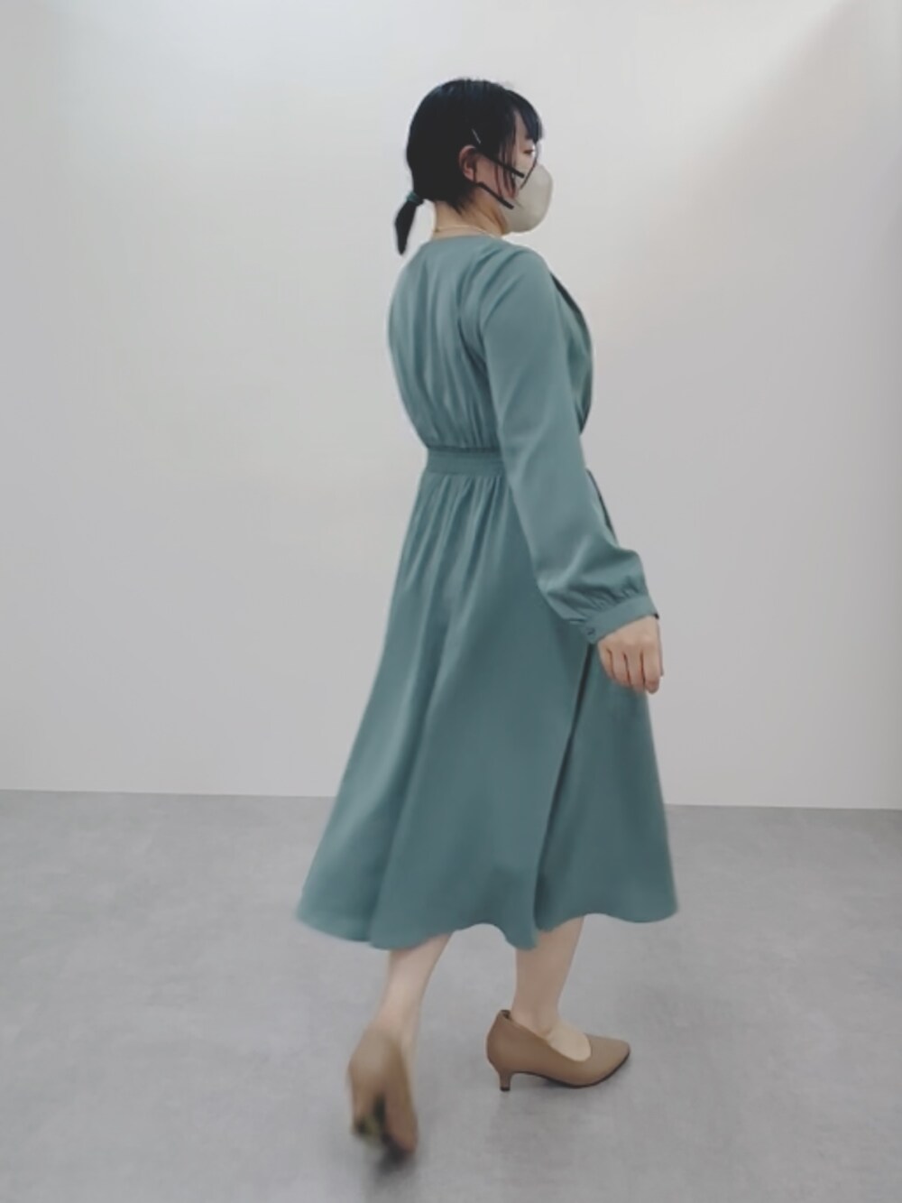 「スタッフ、スタッフコーデ、ニッセングラマー、大きい胸レディースファッション、春ワンピ、春コーデ、キレイめ、お呼ばれスタイル」｜「nissenの【ぴたっプス】ポインテッドトゥ５ｃｍヒールパンプス（低反発中敷）（ワイズ２Ｅ）（パンプス、ベージュ系）」を使った、むよさん（レディース・158cm）の春コーディネートの2枚目の写真