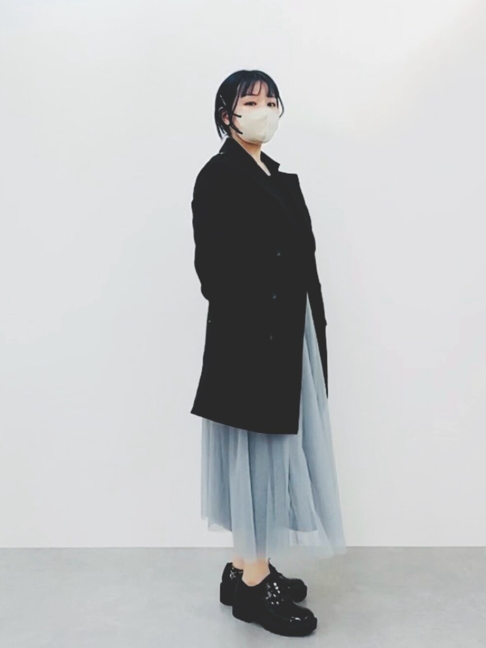 「ニッセングラマー、スタッフ、スタッフコーデ、大きい胸レディースファッション、春コーデ、トレンチコート、チュールスカート、ローファー」｜「nissenの【大きい胸専用】ミドル丈トレンチコート（トレンチコート、ブラック系）」を使った、むよさん（レディース・158cm）の春コーディネートの2枚目の写真
