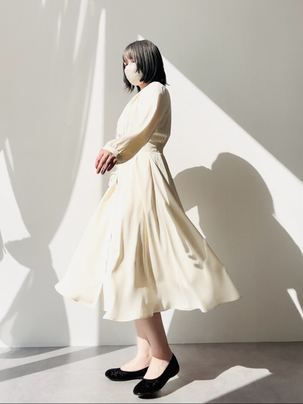 ブラック系のバレエシューズ、ホワイト系のワンピースを着用したレディースの春コーディネートの2枚目の写真