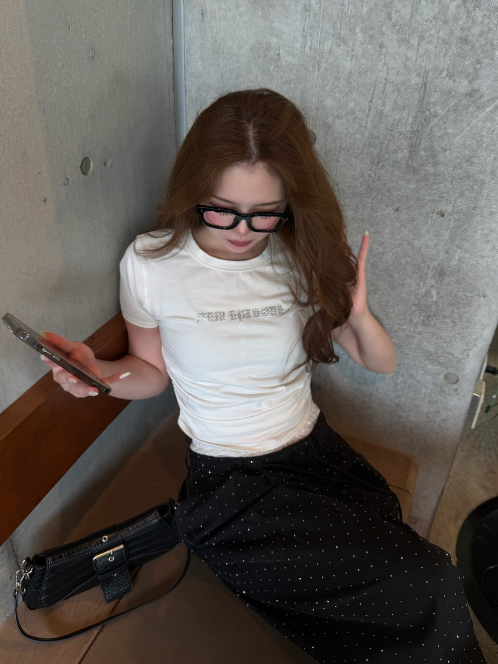 ホワイト系のTシャツ/カットソー、ブラック系のスラックス、ブラック系のショルダーバッグを着用したレディースの夏コーディネートの2枚目の写真