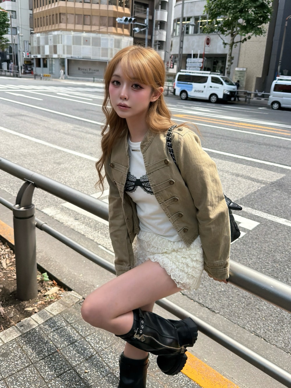 ブラック系のショルダーバッグ、ホワイト系のTシャツ/カットソー、ブラック系のブーツを着用したレディースの夏コーディネートの2枚目の写真