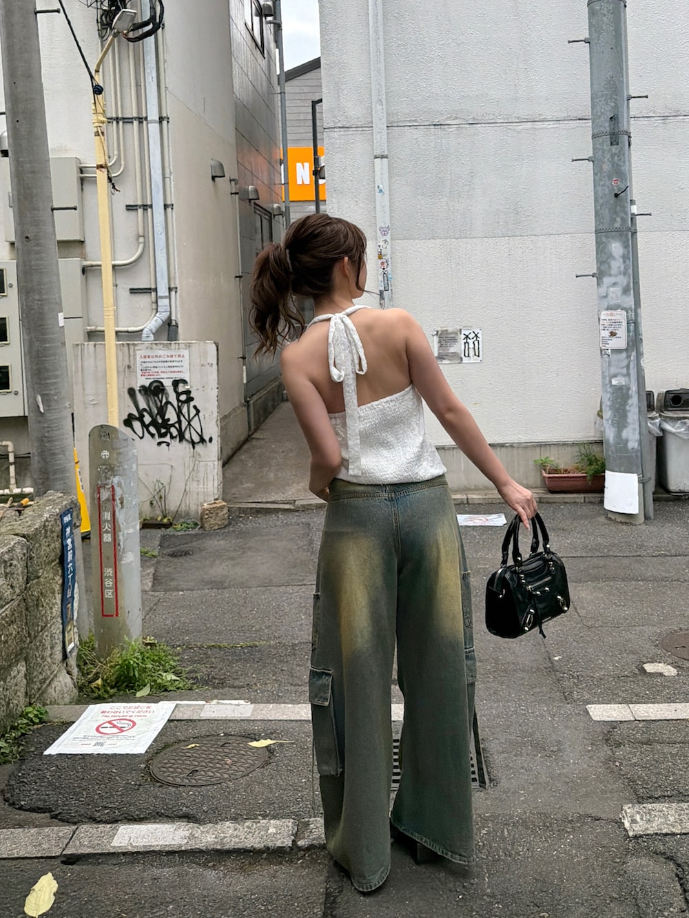 ホワイト系のシャツ/ブラウス、ブルー系のデニムパンツ、ブラウン系のショルダーバッグを着用したレディースの夏コーディネートの3枚目の写真