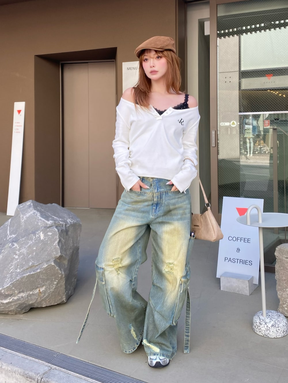 ホワイト系のTシャツ/カットソー、ブルー系のデニムパンツ、ホワイト系のスニーカーを着用したレディースの春コーディネートの2枚目の写真