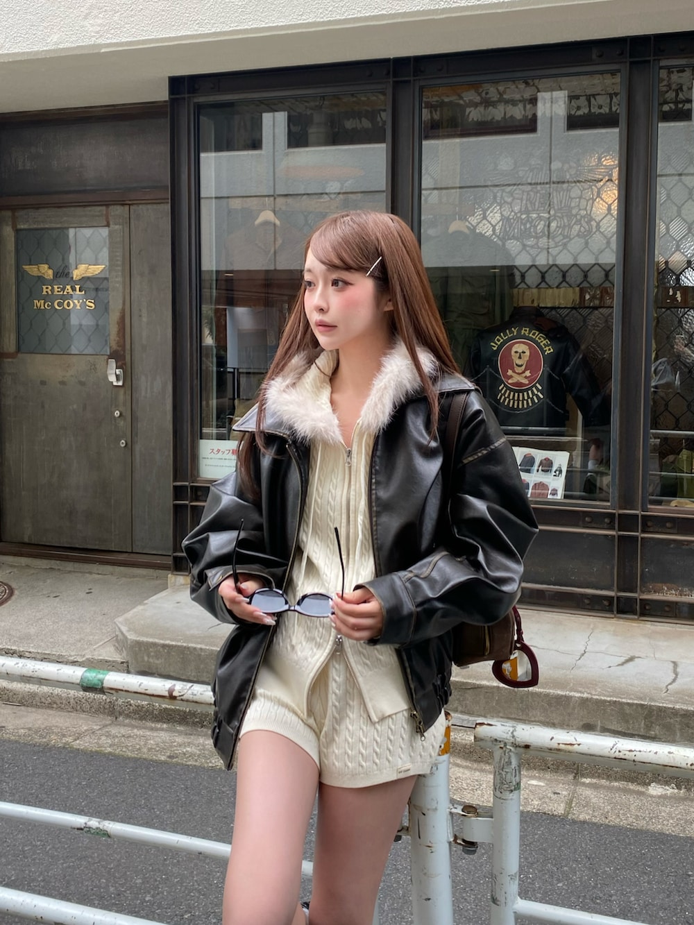 ブラウン系のその他シューズ、ブラウン系のトートバッグ、ベージュ系のその他パンツを着用したレディースの秋コーディネートの4枚目の写真