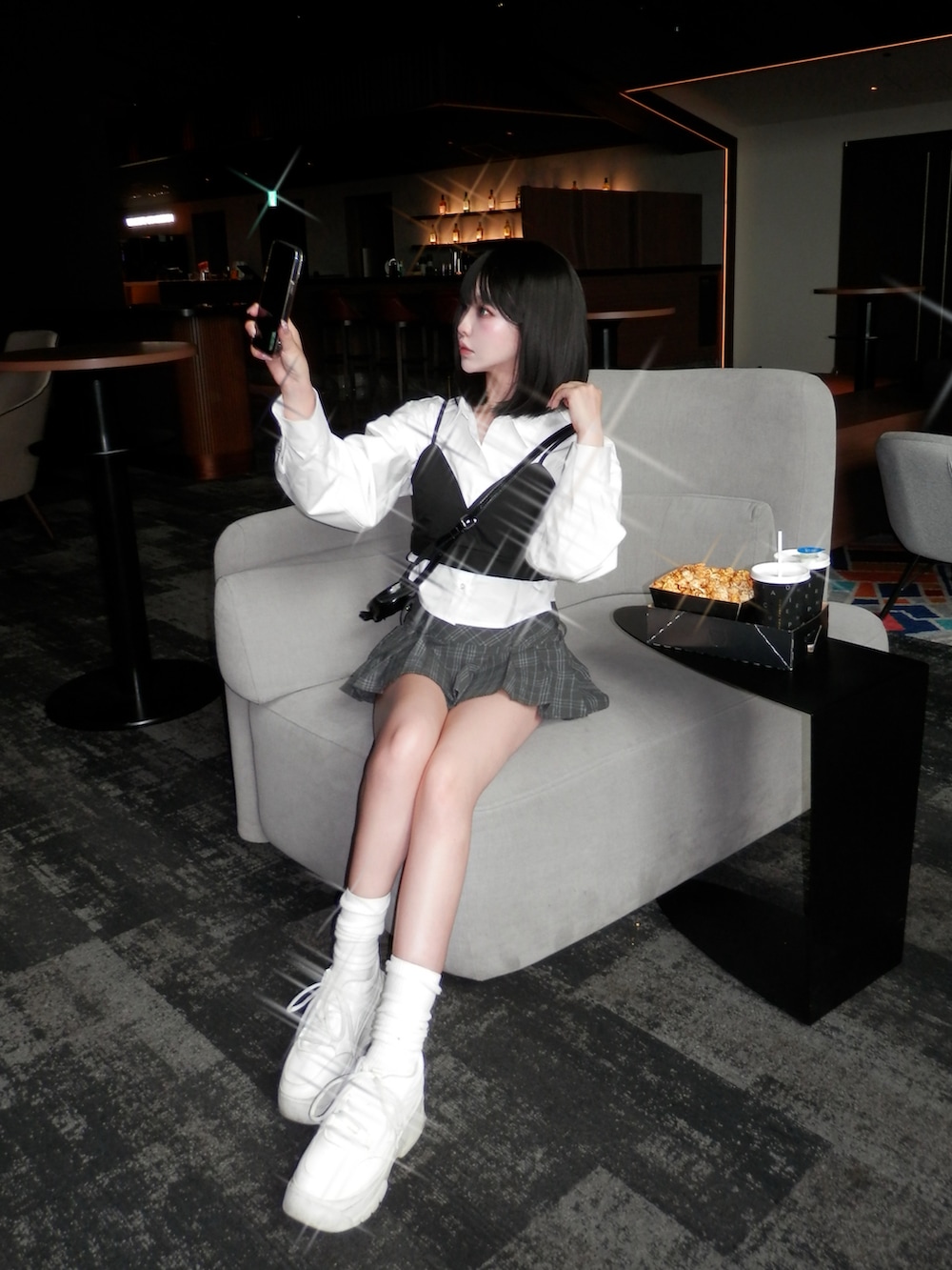 ホワイト系のスニーカー、グレー系のスカート、ホワイト系のシャツ/ブラウスを着用したレディースの夏コーディネートの4枚目の写真