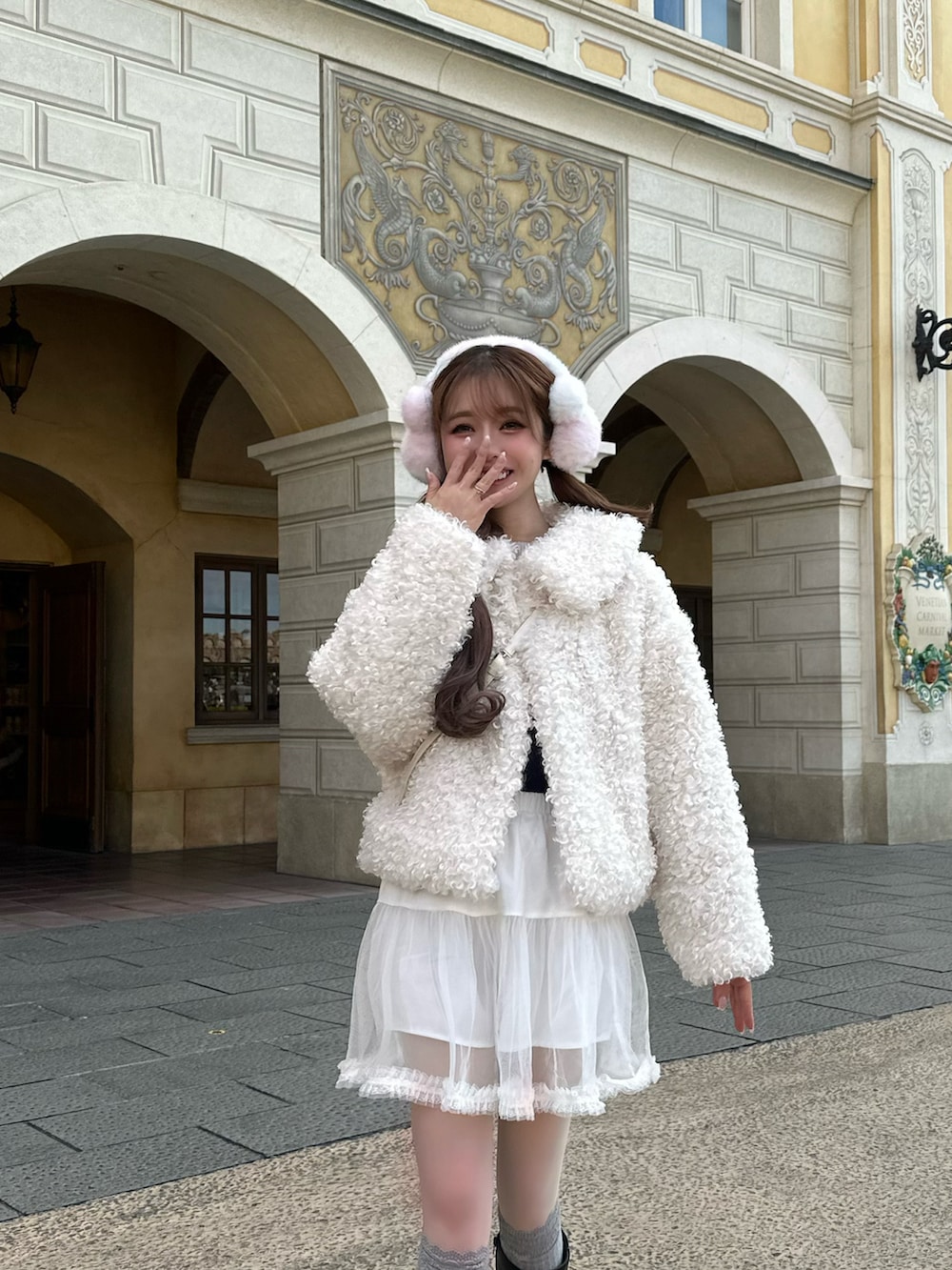 ホワイト系のジャケット/アウター、ホワイト系のスカート、ブラック系のブーツを着用したレディースの冬コーディネートの3枚目の写真