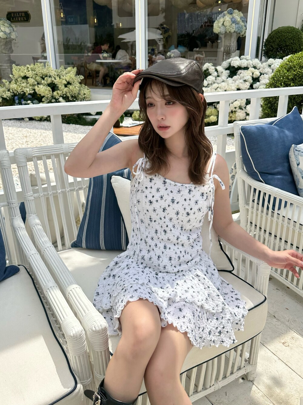 ホワイト系のワンピース、ブラック系のパーカー、ブラック系のブーツを着用したレディースの春コーディネートの3枚目の写真