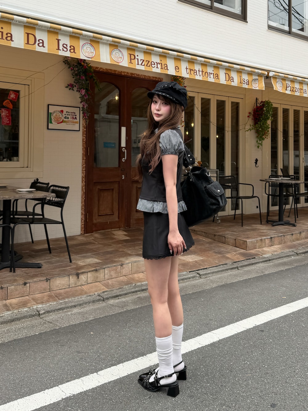 ブラック系のシャツ/ブラウス、ブラック系のスカート、ブラック系のサンダルを着用したレディースの夏コーディネートの2枚目の写真