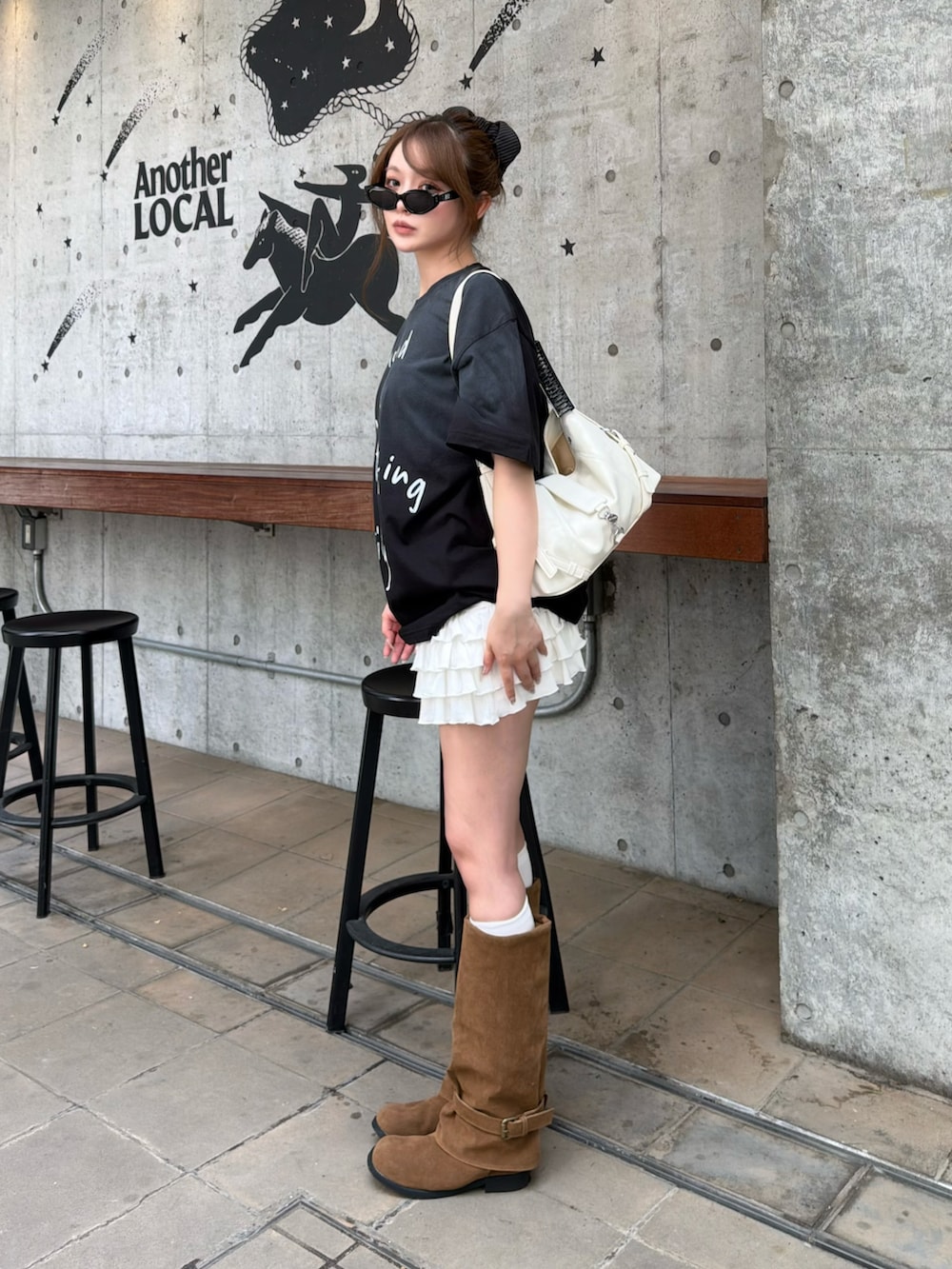 ベージュ系のシューズ、ホワイト系のスカート、ブラック系のTシャツ/カットソーを着用したレディースの夏コーディネートの2枚目の写真