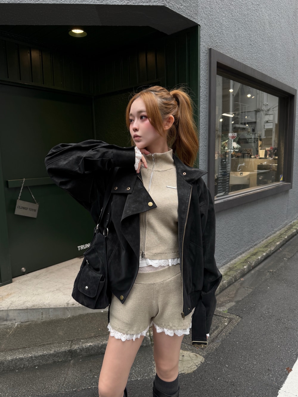 ホワイト系のニット/セーター、ホワイト系のその他パンツ、ブラック系のブーツを着用したレディースの秋コーディネートの4枚目の写真