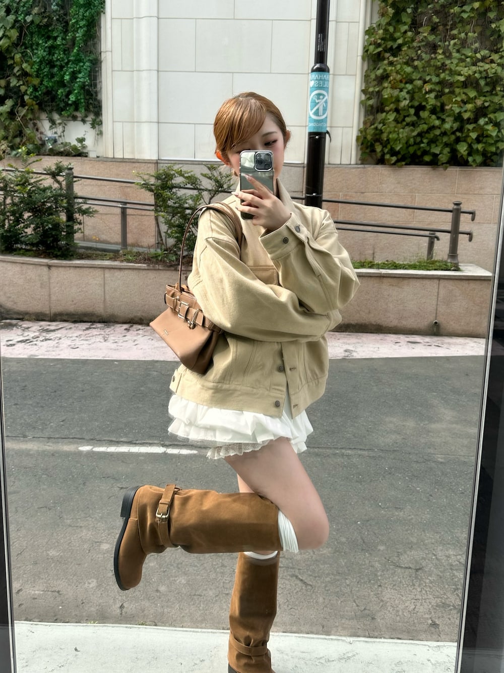 ベージュ系のシューズ、ベージュ系のデニムジャケット、ブラック系のTシャツ/カットソーを着用したレディースの冬コーディネートの3枚目の写真