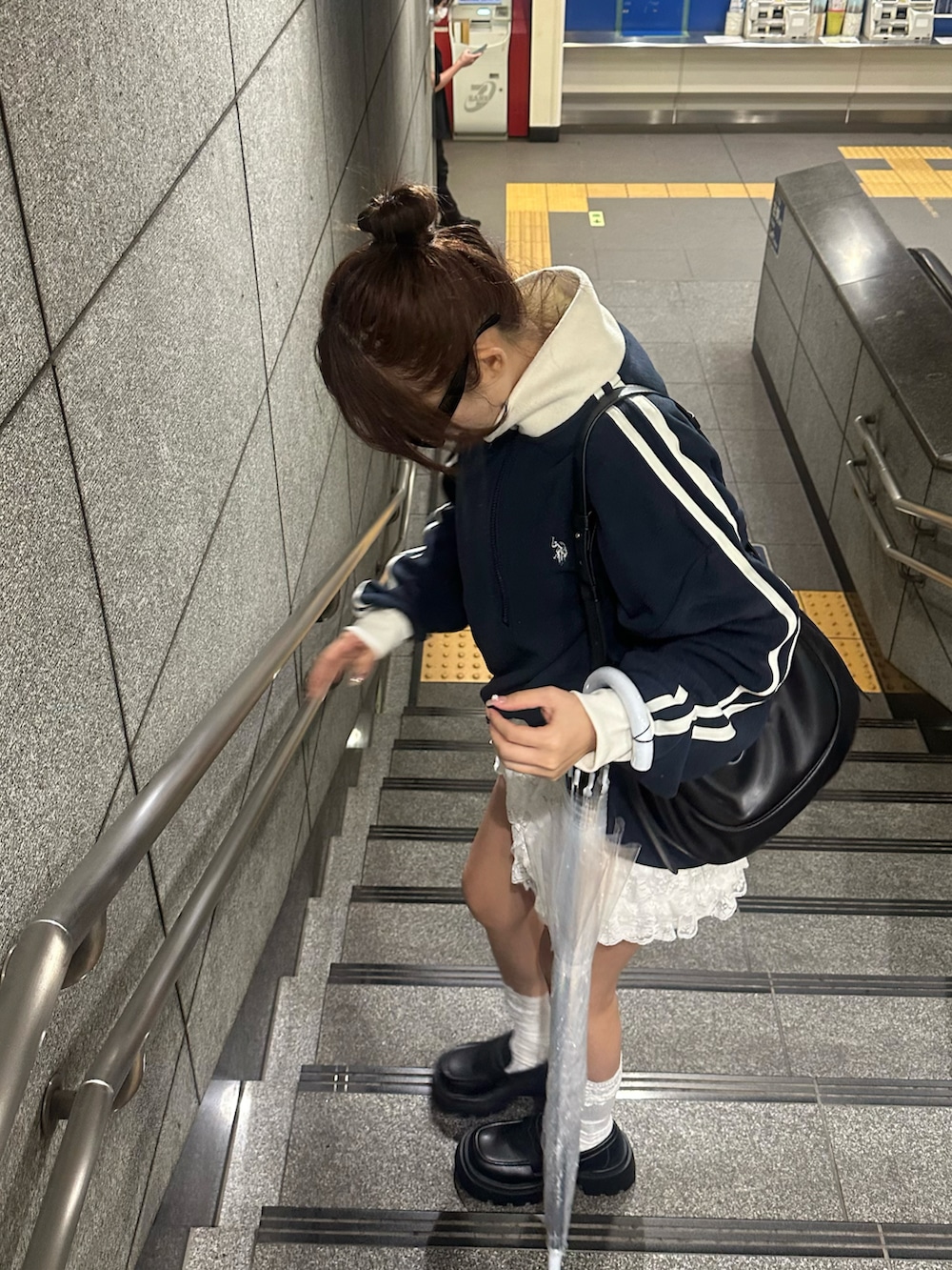 ブルー系のスウェット、ホワイト系のパンツ、ブラック系のローファーを着用したレディースの秋コーディネートの3枚目の写真