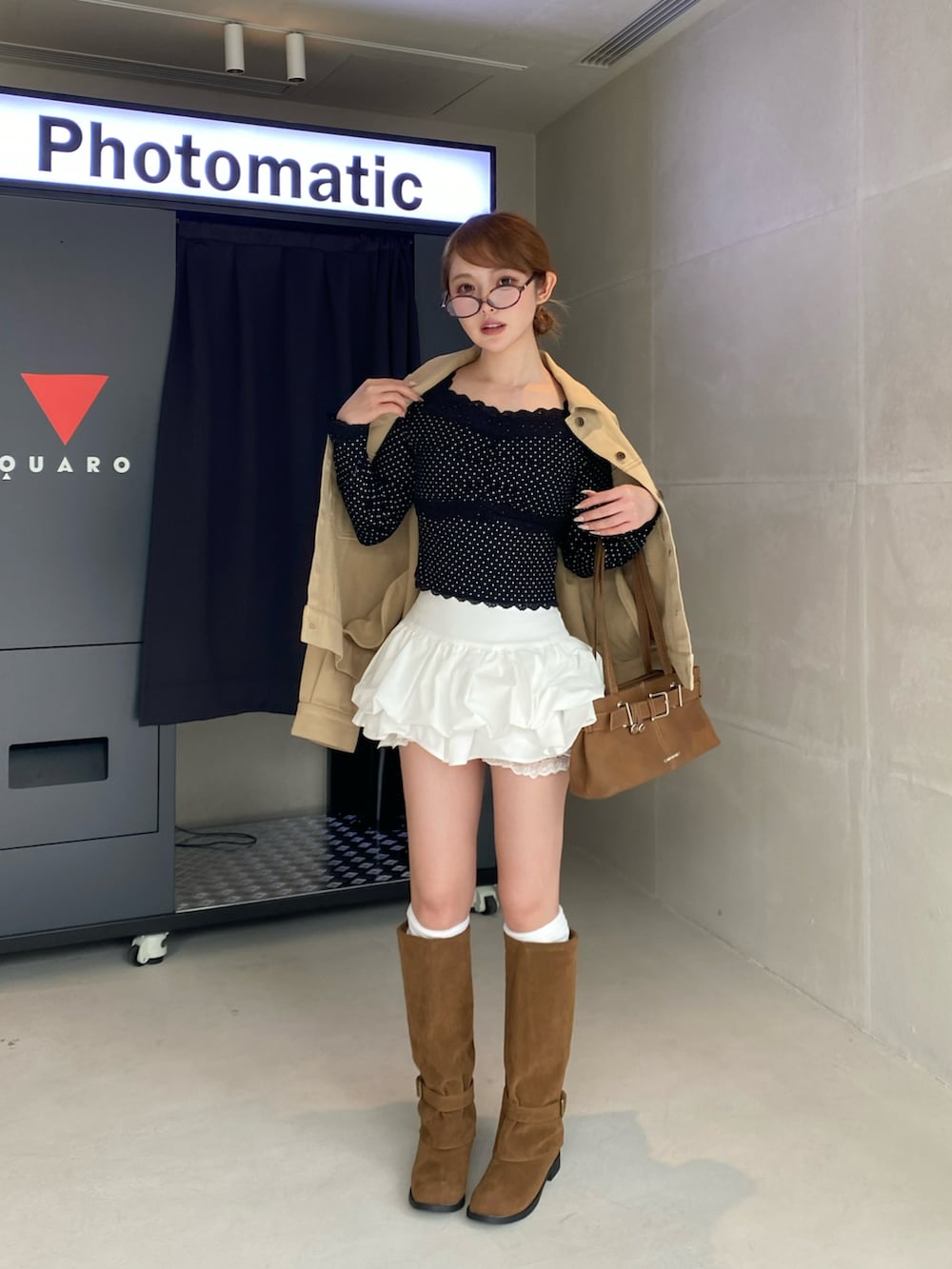 ベージュ系のシューズ、ベージュ系のデニムジャケット、ブラック系のTシャツ/カットソーを着用したレディースの冬コーディネートの4枚目の写真