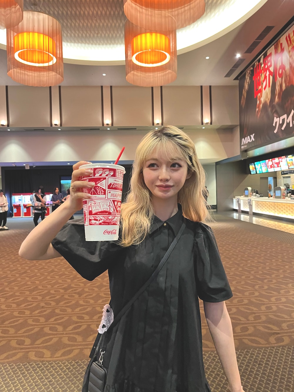 ブラック系のシャツワンピースを着用したレディースの夏コーディネートの3枚目の写真