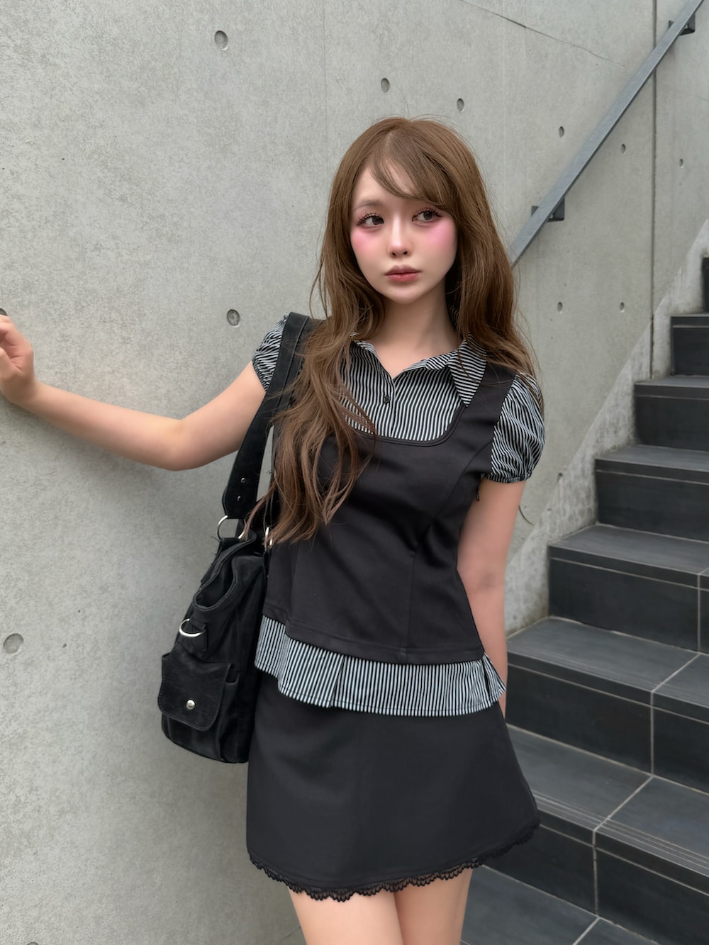 ブラック系のシャツ/ブラウス、ブラック系のスカート、ブラック系のサンダルを着用したレディースの夏コーディネートの3枚目の写真