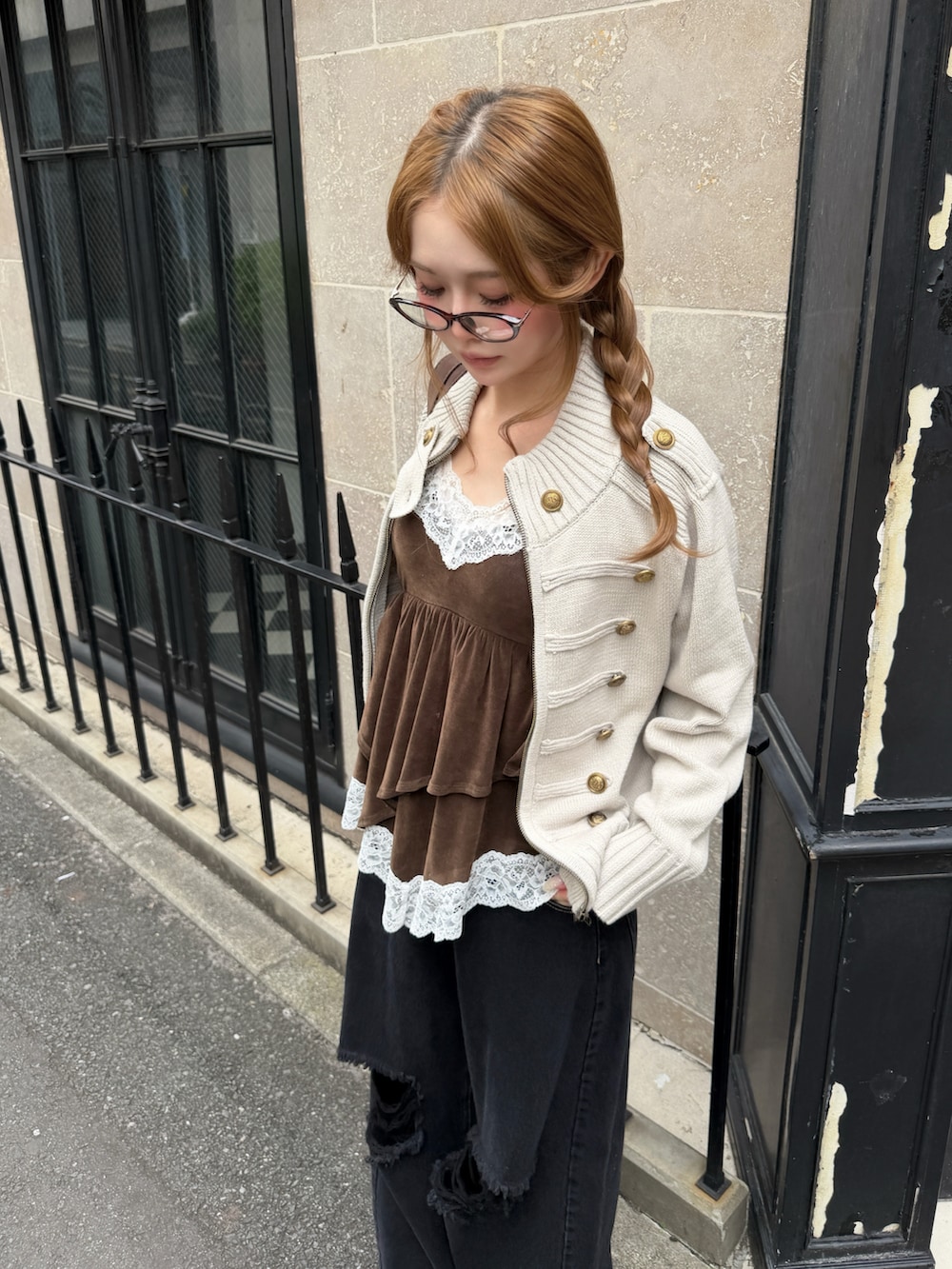 ブラック系のデニムパンツ、ブラック系のパンプス、ブラウン系のトートバッグを着用したレディースの秋コーディネートの4枚目の写真