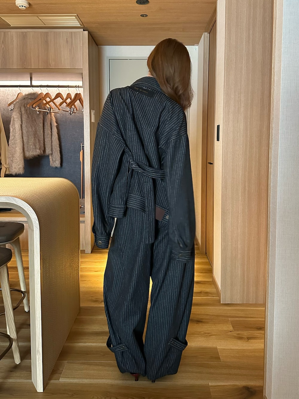 レッド系のシューズ、ブルー系のデニムパンツ、ブルー系のデニムジャケットを着用したレディースの夏コーディネートの3枚目の写真