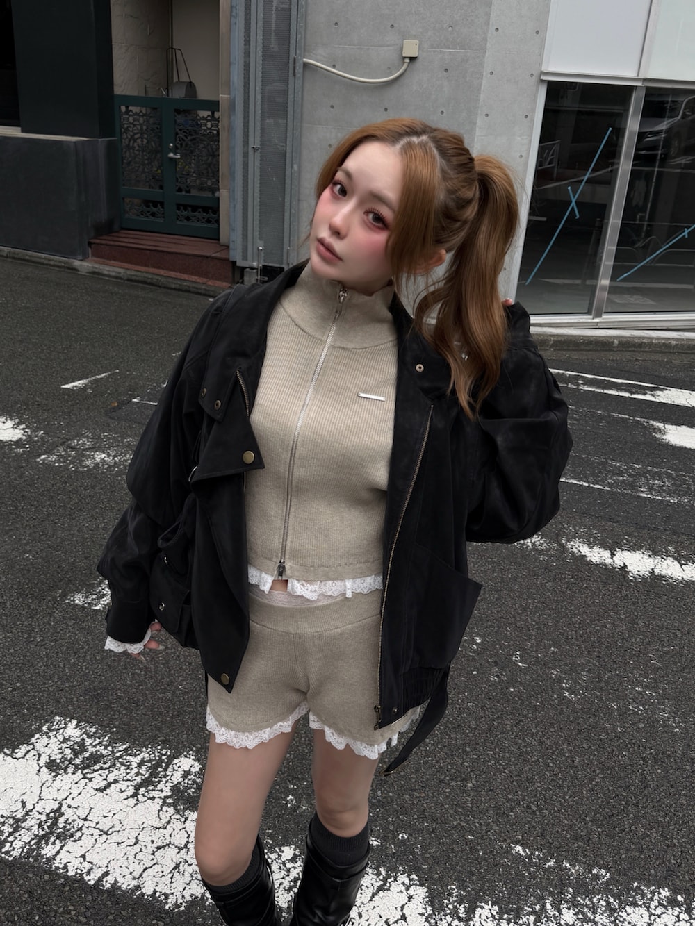 ホワイト系のニット/セーター、ホワイト系のその他パンツ、ブラック系のブーツを着用したレディースの秋コーディネートの3枚目の写真