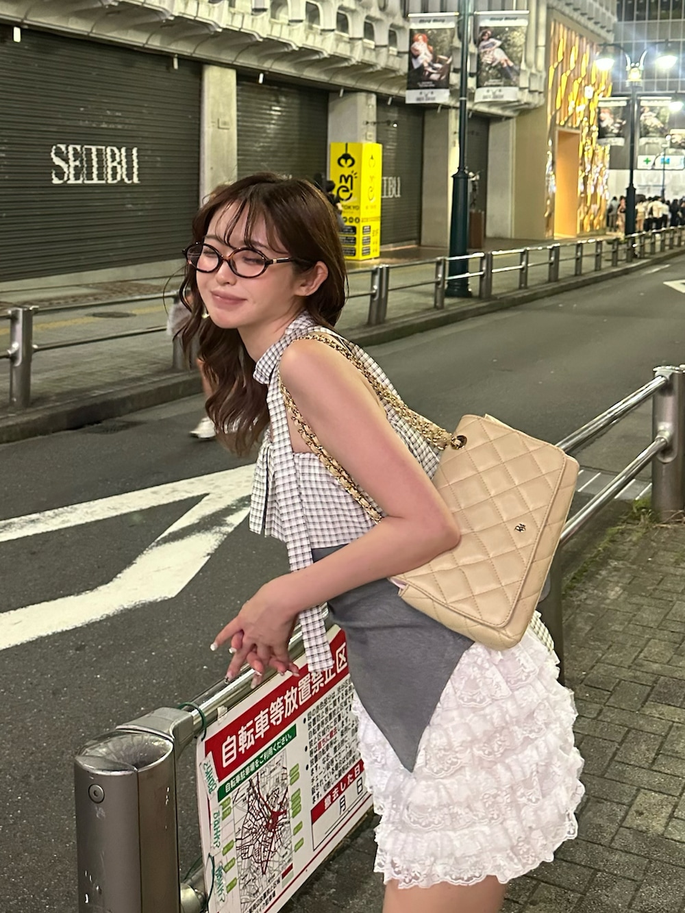 ホワイト系のパンツ、ブラック系のスニーカー、グレー系のTシャツ/カットソーを着用したレディースの夏コーディネートの2枚目の写真