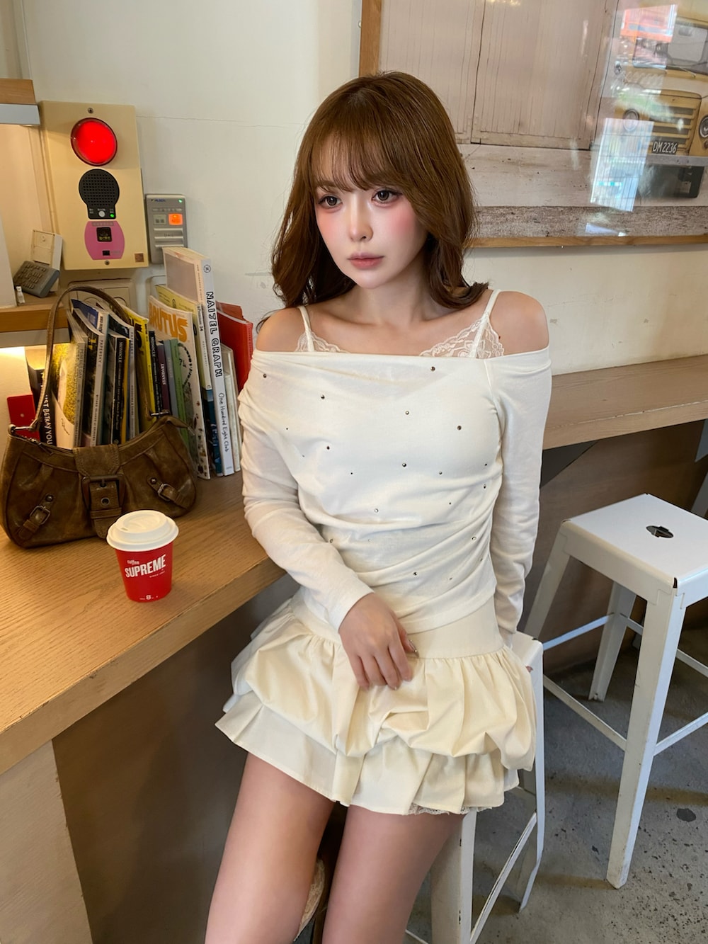 ベージュ系のその他アウター、ホワイト系のスカート、ベージュ系のシューズを着用したレディースの春コーディネートの3枚目の写真