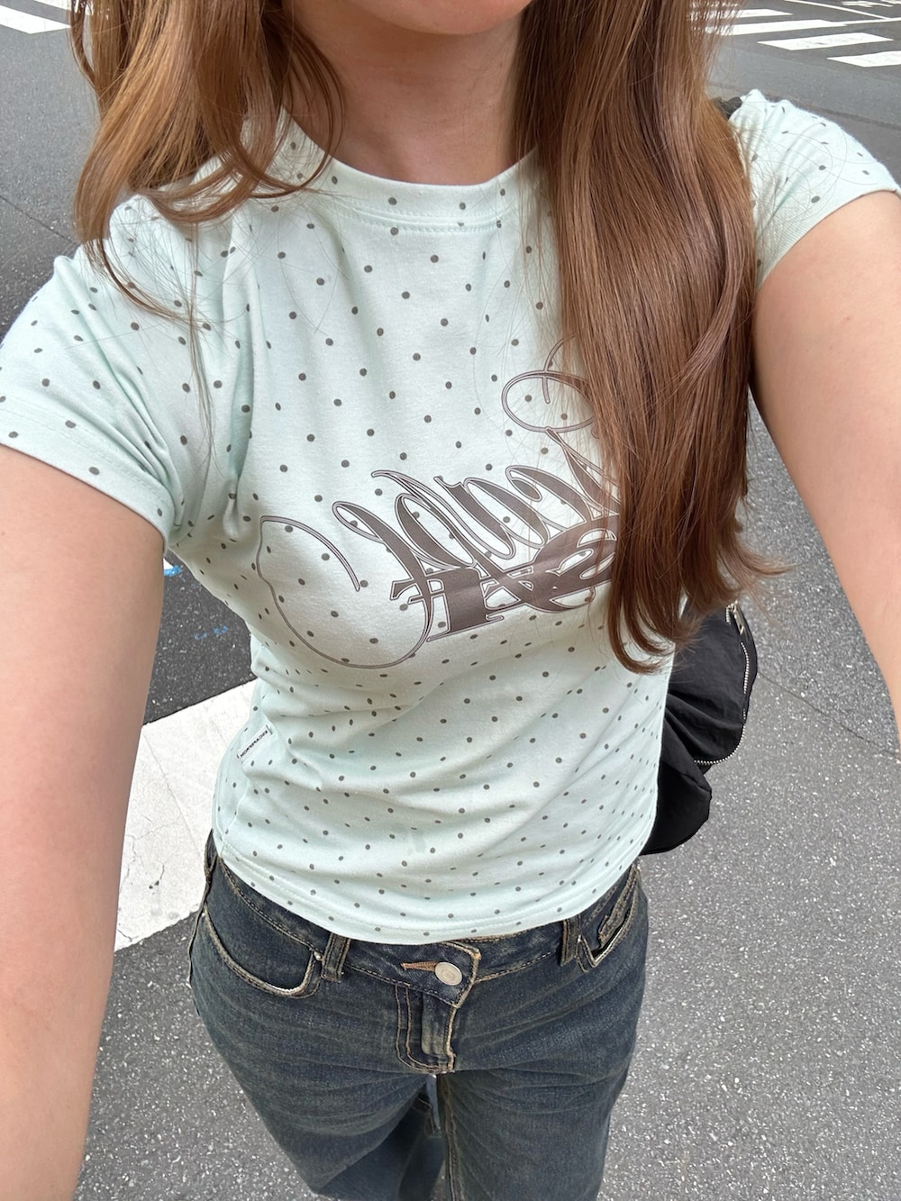 その他のTシャツ/カットソー、その他のデニムパンツ、ブラック系のバックパック/リュックを着用したレディースの夏コーディネートの2枚目の写真