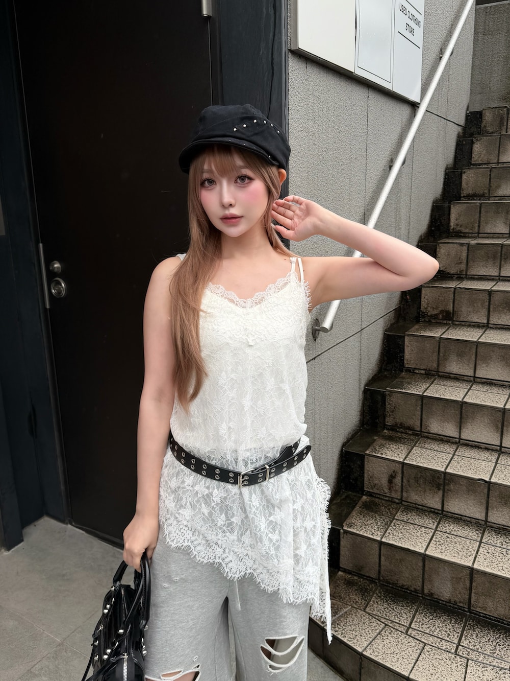 グレー系のスウェットパンツ、ブラック系のその他シューズ、ブラック系のショルダーバッグを着用したレディースの春コーディネートの3枚目の写真