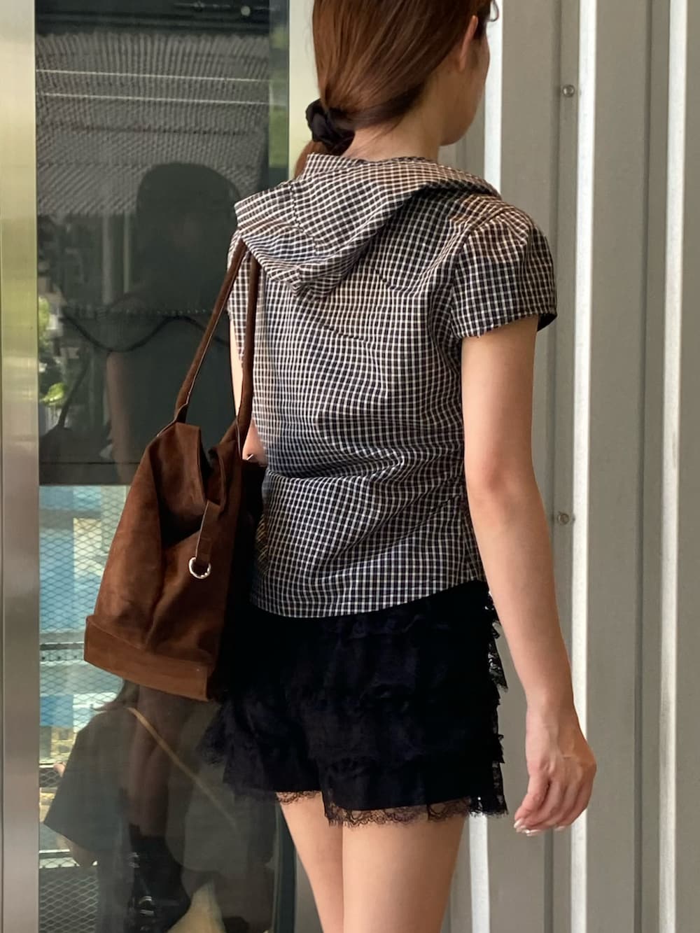 ホワイト系のその他パンツ、ブラック系のブーツ、ブラック系のシャツ/ブラウスを着用したレディースの夏コーディネートの3枚目の写真