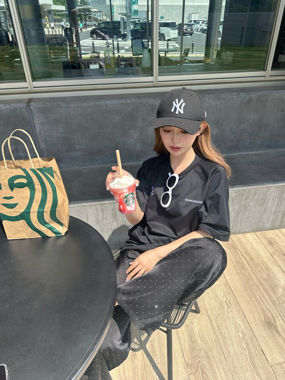 ブラック系のTシャツ/カットソー、ブラック系のその他パンツ、ピンク系のサンダルを着用したレディースの夏コーディネートの2枚目の写真