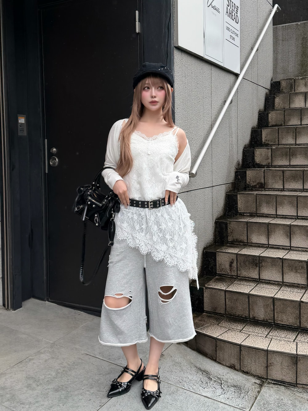 グレー系のスウェットパンツ、ブラック系のその他シューズ、ブラック系のショルダーバッグを着用したレディースの春コーディネートの2枚目の写真