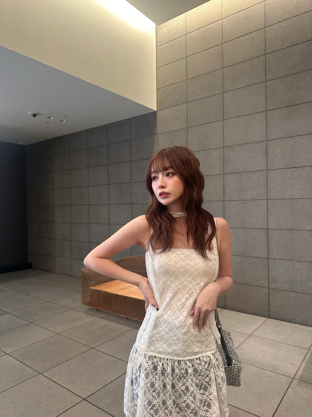 ホワイト系のワンピース、シルバー系のシューズ、ブラック系のその他パンツを着用したレディースの夏コーディネートの4枚目の写真